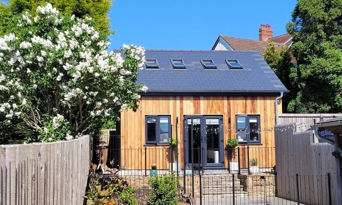 Cinderford Cabin | Forest Cedar Lodge: Family-Friendly Retreat in Cinderford