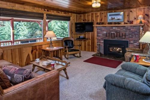 Joseph House | Forest Dell: Family and Pet-Friendly Retreat Awaits You
