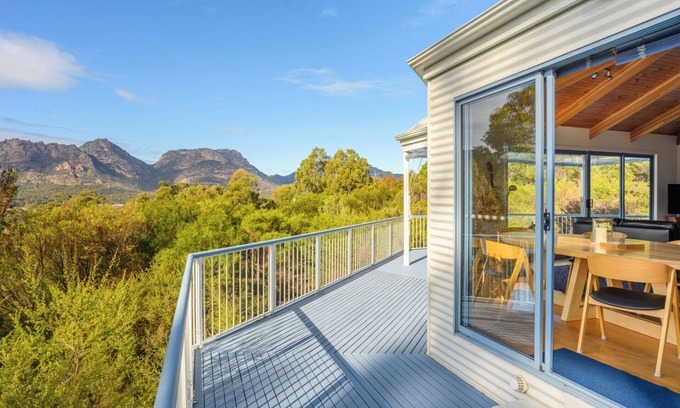 Coles Bay House | Idyllic Ocean & Mountain Views with Spa, Steps to Beach