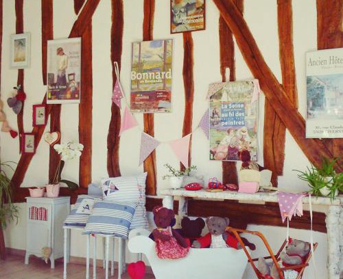 Bois-Jerome-Saint-Ouen Bed & Breakfast | Forest Farm: Family-Friendly Retreat with High Ratings