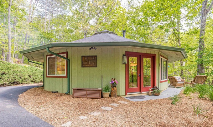 Dahlonega Cottage | Relaxing Forest Retreat with Fire Pit & ROKU Entertainment