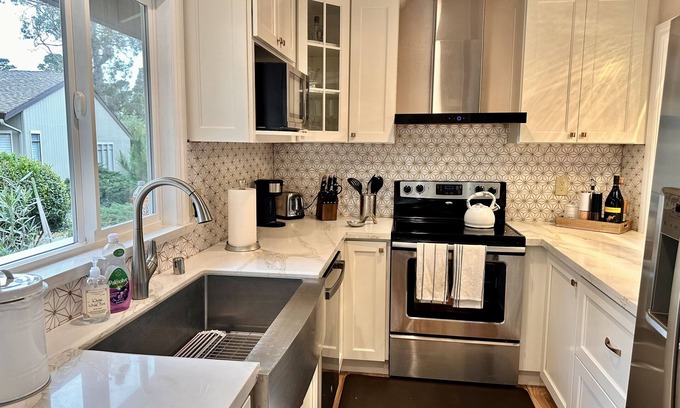Pacific Grove Apartment | Comfortable Forest Grove Condo with Pool & Breakfast