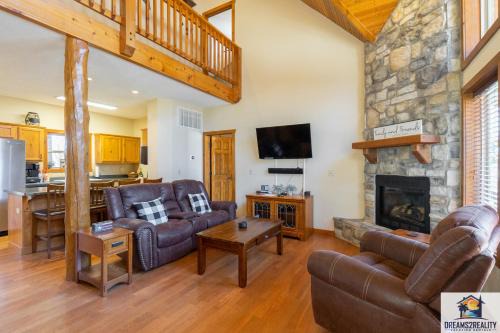 Indian Point House | Forest Heights Lodge - 6BR Retreat with Pool Table Near Silver Dollar City