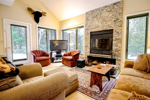 Waterville Valley Apartment | Pet-Friendly Forest Hideaway with Private Pool & Family Amenities