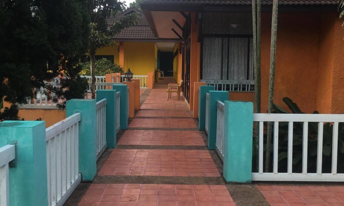 Khaem Son Hotel | Cozy Forest Hill Khao Kho: Poolside Retreat with Breakfast