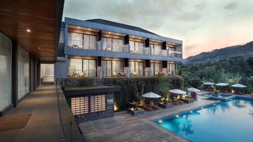 Pasirjambu Hotel | Discover Forest Hills Hotel: 4-Star Retreat with Pool & Hot Tub