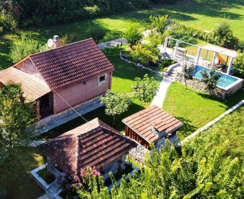 Cetinje Municipality House | Forest Home: Pet-Friendly Retreat with Ocean Views