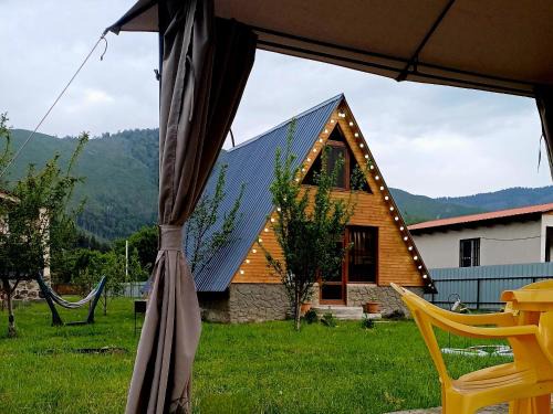 Likani Ski Chalet | Cozy Forest Hut: Perfect for Families and Pets