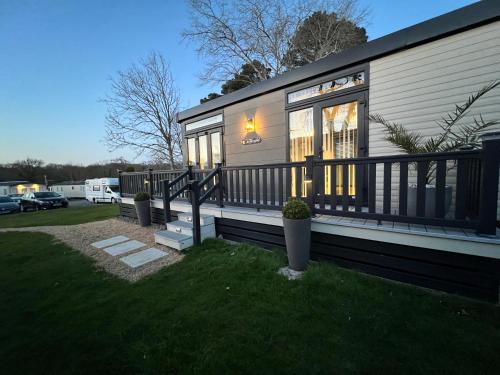 New Forest District House | Cozy Forest Lodge: 5-Star Getaway with Pool & Family Fun
