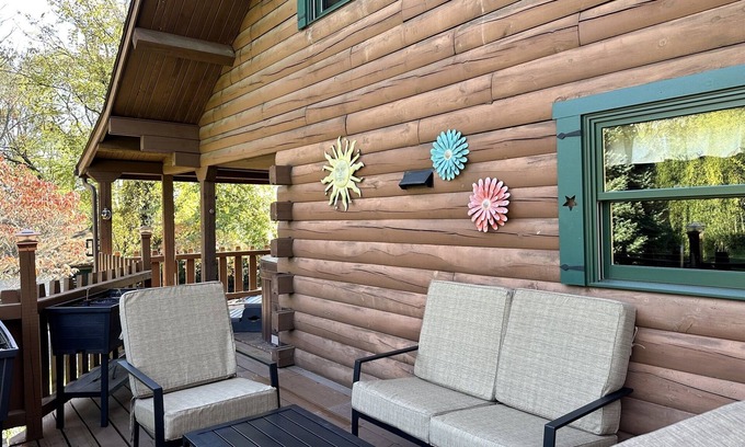 Middletown Cabin | Forest Tree Log Cabin: Pet-Friendly Retreat Near Attractions