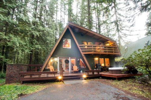 Glacier House | Discover the Forest View Chalet with Hot Tub Amenities
