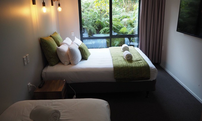 Franz Josef Glacier Apartment | Relaxing Forest View at Franz Josef with Spa & Breakfast