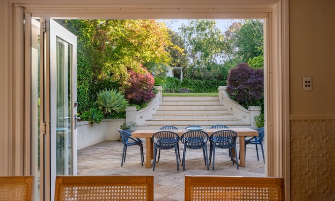 Stirling House | Forest View House: Pet-Friendly Retreat with Breakfast Included