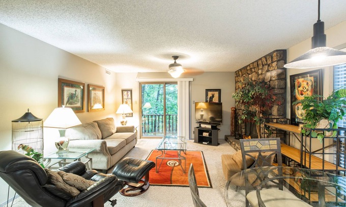 Mount Ida Condo | Scenic Two-Bedroom Condo with Pool Access on Lake Ouachita