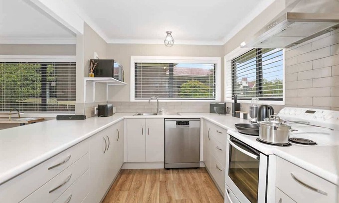 Lynmore House | Forest Views: 4 Bedrooms with Spa Pool & Hot Tub Retreat