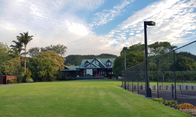 Paihia Bed & Breakfast | Discover Forest Waters: Family-Friendly Retreat with Hot Tub