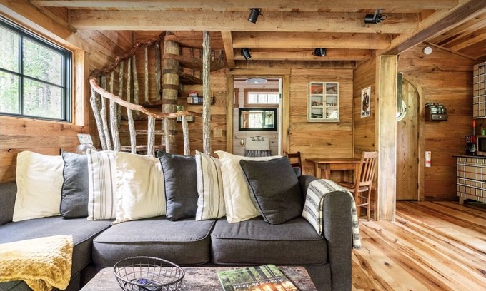 Adairsville Cabin | Tranquil FoResTree House with Hot Tub & Spa Amenities