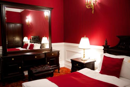 Mandok Hotel | Discover Forgách Kastély: Family-Friendly Retreat with Pool