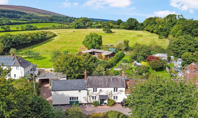Wootton Courtenay Cottage | Cozy Forge Cottage: Pet-Friendly Retreat with Breakfast