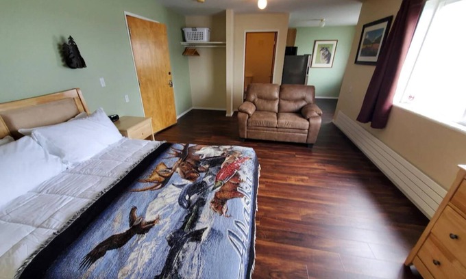 Sitka Apartment | Unforgettable Stay at Forget-Me-Not Inn: Waterfront Retreat