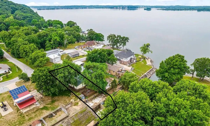 Moodys House | Forget your worries in this spacious and serene lake house in the woods