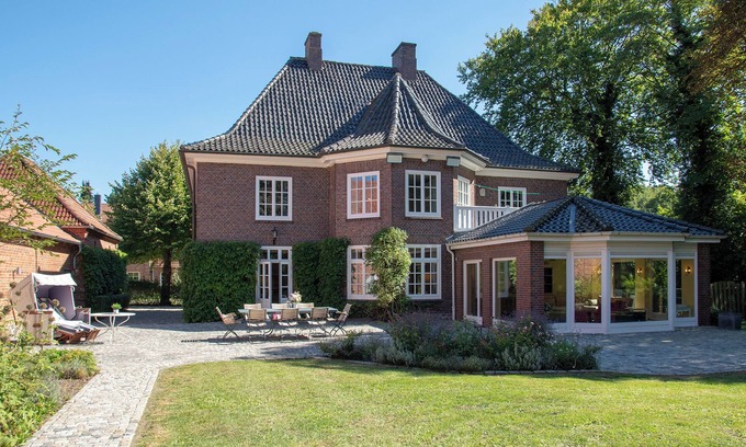 Sierksdorf House | Former Oevelgönne manor house with an enchantingly beautiful garden for families and groups.