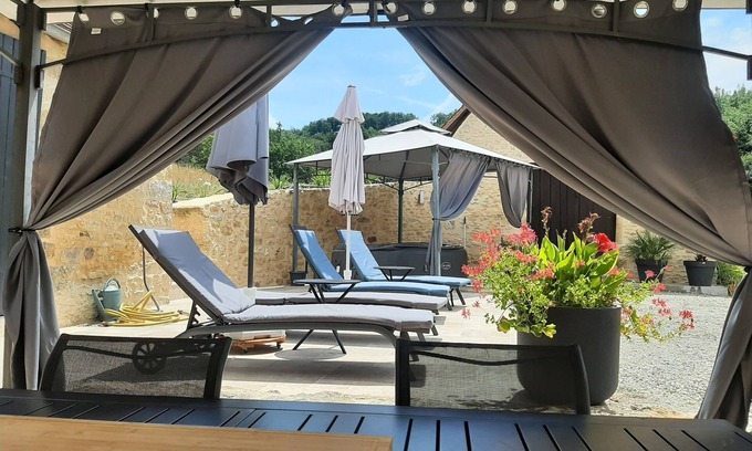 Plazac House | Exquisite Former Périgord Farmhouse with Ocean Views
