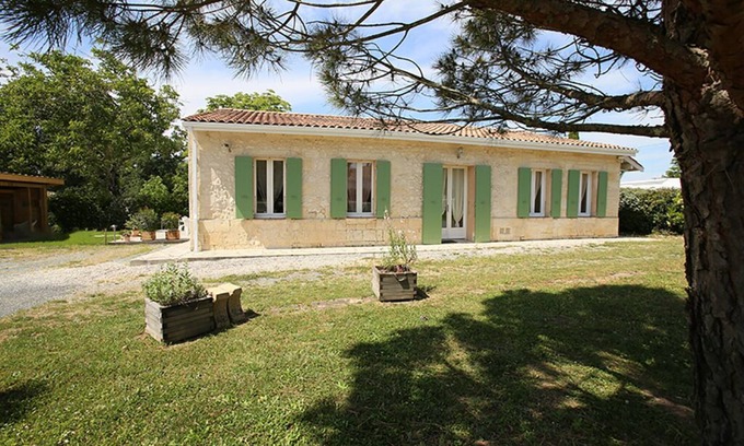 Bordeaux House | Unique Former Photo Studio with Spa & Child-Friendly Amenities