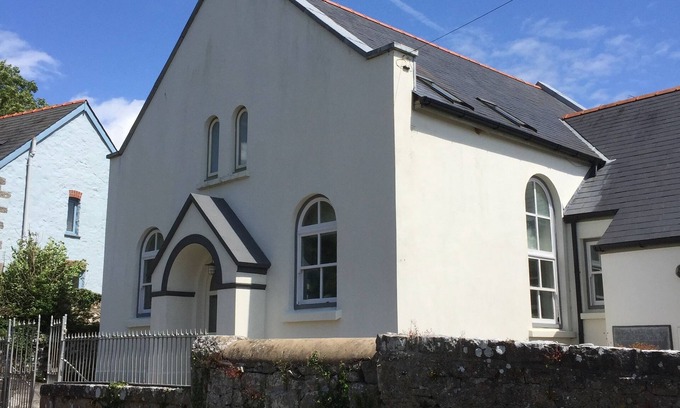 Carew Newton House | Unique Stay at Zoar Congregational Chapel in Pembrokeshire