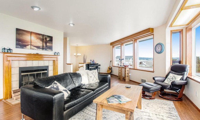 Coupeville House | Oceanfront Fort Casey Coastline: A 4-Star Family Retreat