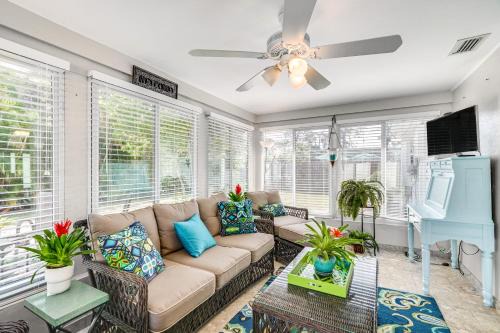 Villas House | Cozy Fort Myers Bungalow - Steps from the Ocean and Spa