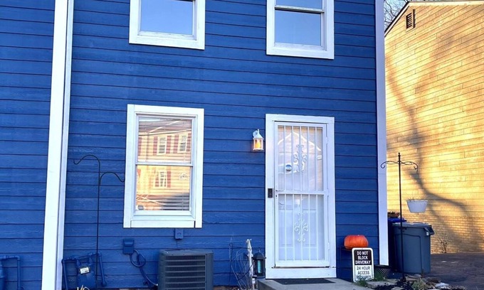 Brighton Heights House | Guest Rated 10/10: Townhouse Retreat in Brighton Heights