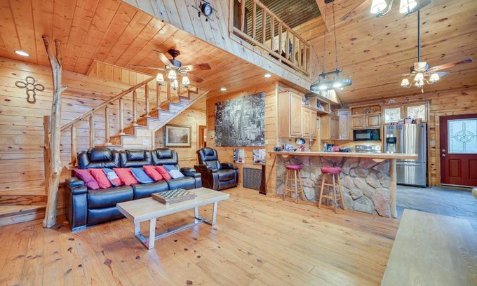 Fort Towson House | Cozy Fort Towson Cabin Steps from Raymond Gary Lake