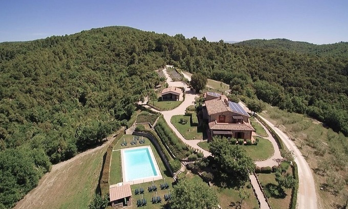 Gualdo Cattaneo House | Forte Sorgnano Farmhouse with Private Pool & Family Amenities