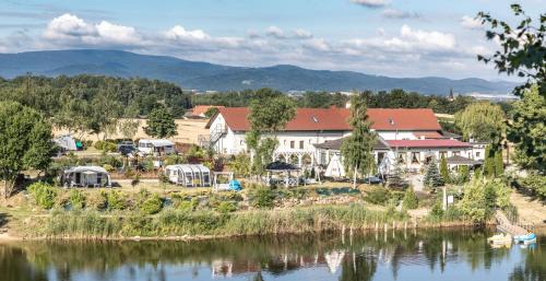 Grodziszcze Bed & Breakfast | Cozy Forteca: Pet-Friendly Rooms by the Tranquil Pond
