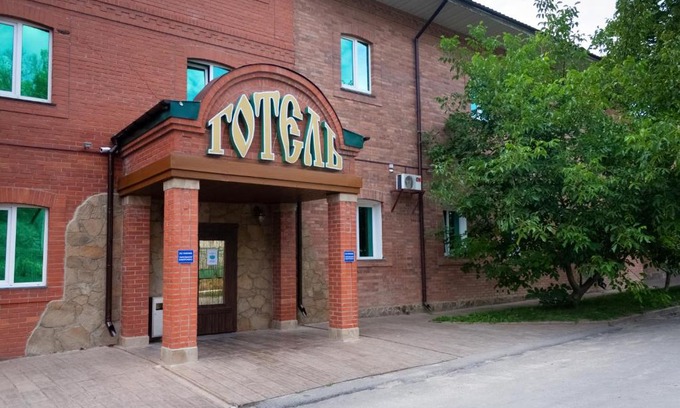 Uman Hotel | Discover Fortetsya: Pet-Friendly Haven with Hot Tub