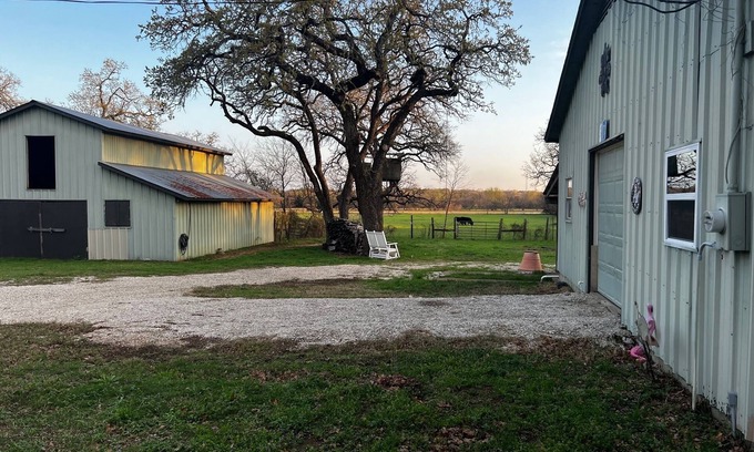 Burleson Apartment | Explore Forth Worth Country Living with Spa & Kitchen Access