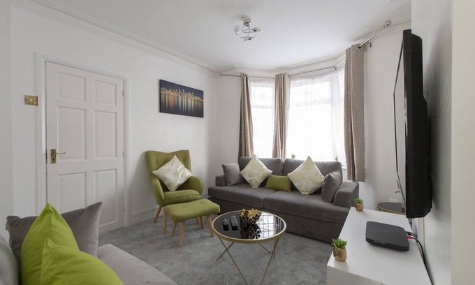 Greenwich House | Exceptional Three Bedroom Home with Spa & Hot Tub Amenities