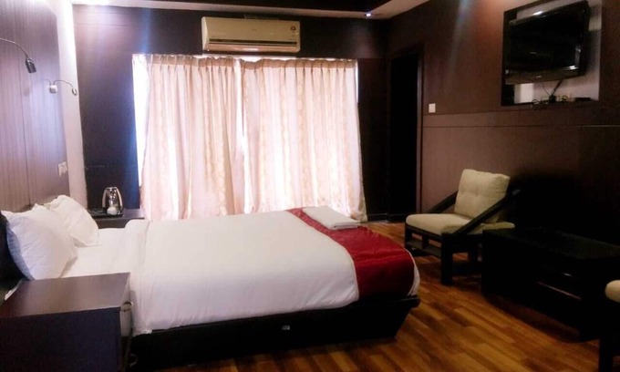 Kumbalam Resort | Budget-Friendly Fortuna River Banks with Restaurant & Breakfast
