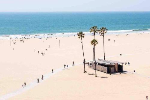 Downtown Apartment | Beachfront Haven: Santa Monica Retreat with Ocean Views