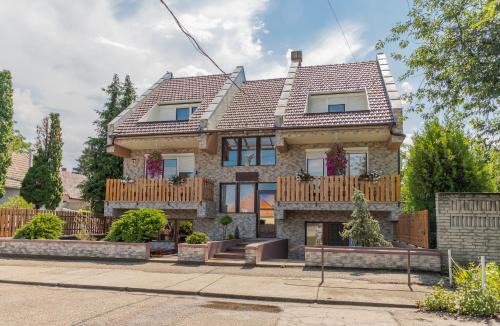 Kiskunhalas House | Discover Fortuna Vendégház: Family-Friendly with Breakfast