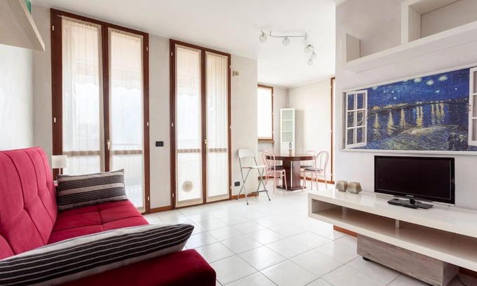Assago Apartment | Discover Forum Assago: Pet-Friendly Retreat with Hot Tub
