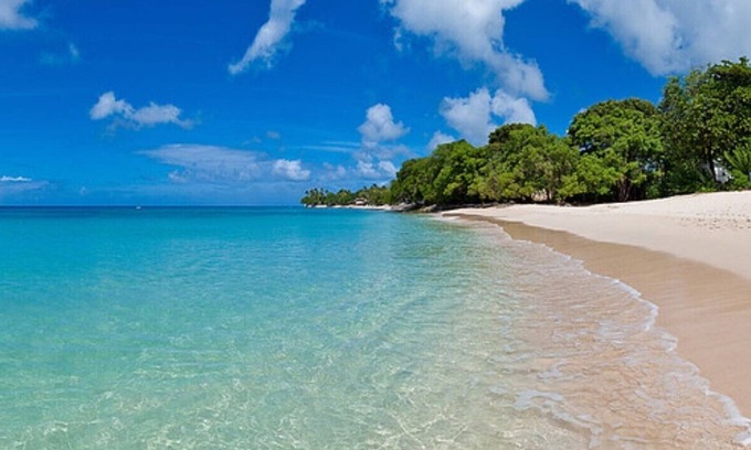 Reeds Bay Villa | Fosters House: Beachfront Escape with Pool & Ocean Views