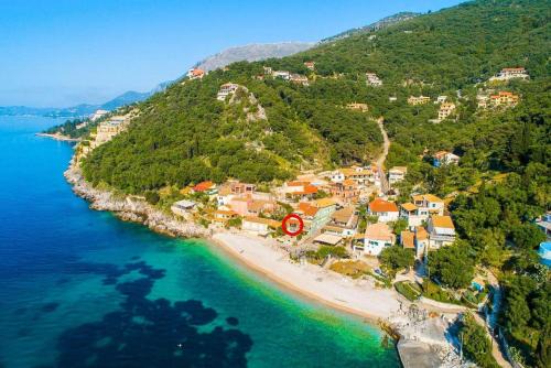 Katavolos Apartment | Exceptional Fotini: Family-Friendly and Guest Rated 10/10