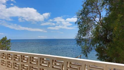 Mastichochoria Apartment | Beachfront Fotis Apartment at Komi with Ocean Views