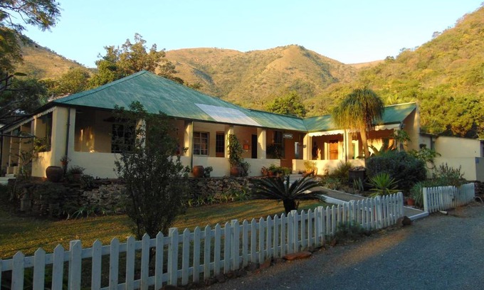 Umjindi House | Cozy Fountain Baths Guest Cottages with Pet-Friendly Amenities