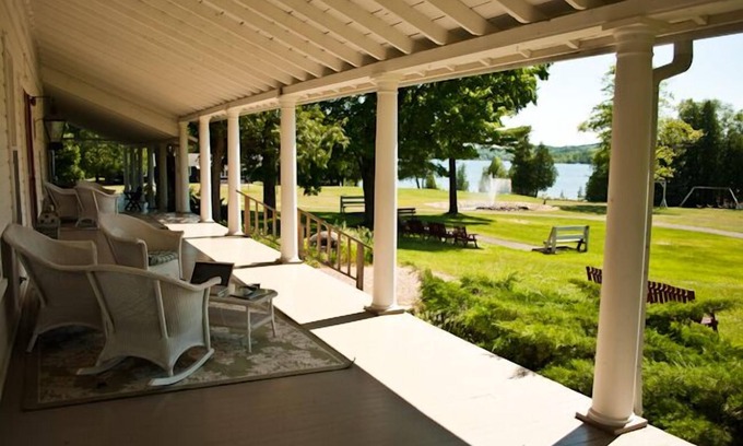 Lake Leelanau Resort | Fountain Point: Enchanting Honeymoon Cottage Retreat