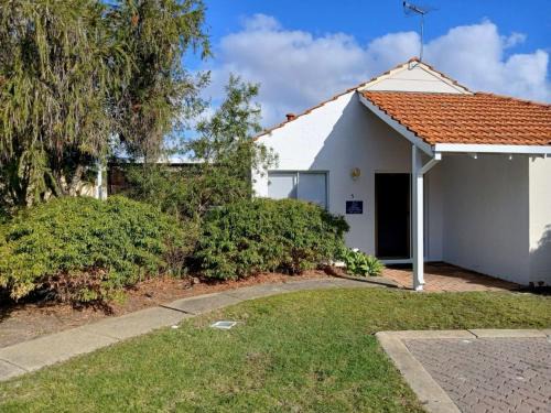 South Yunderup Villa | Relax at Fountain View Villa with Pool & Family-Friendly Fun
