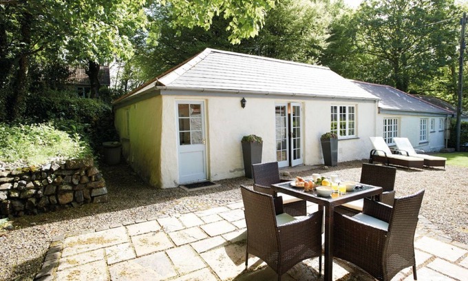 Helston House | Tranquil Oceanfront Cottage with Stunning Views Near Helston