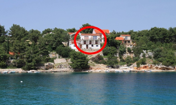 Cove Basina (Jelsa) Apartment | Spacious Four-Bedroom Apartment Steps from Basina Beach